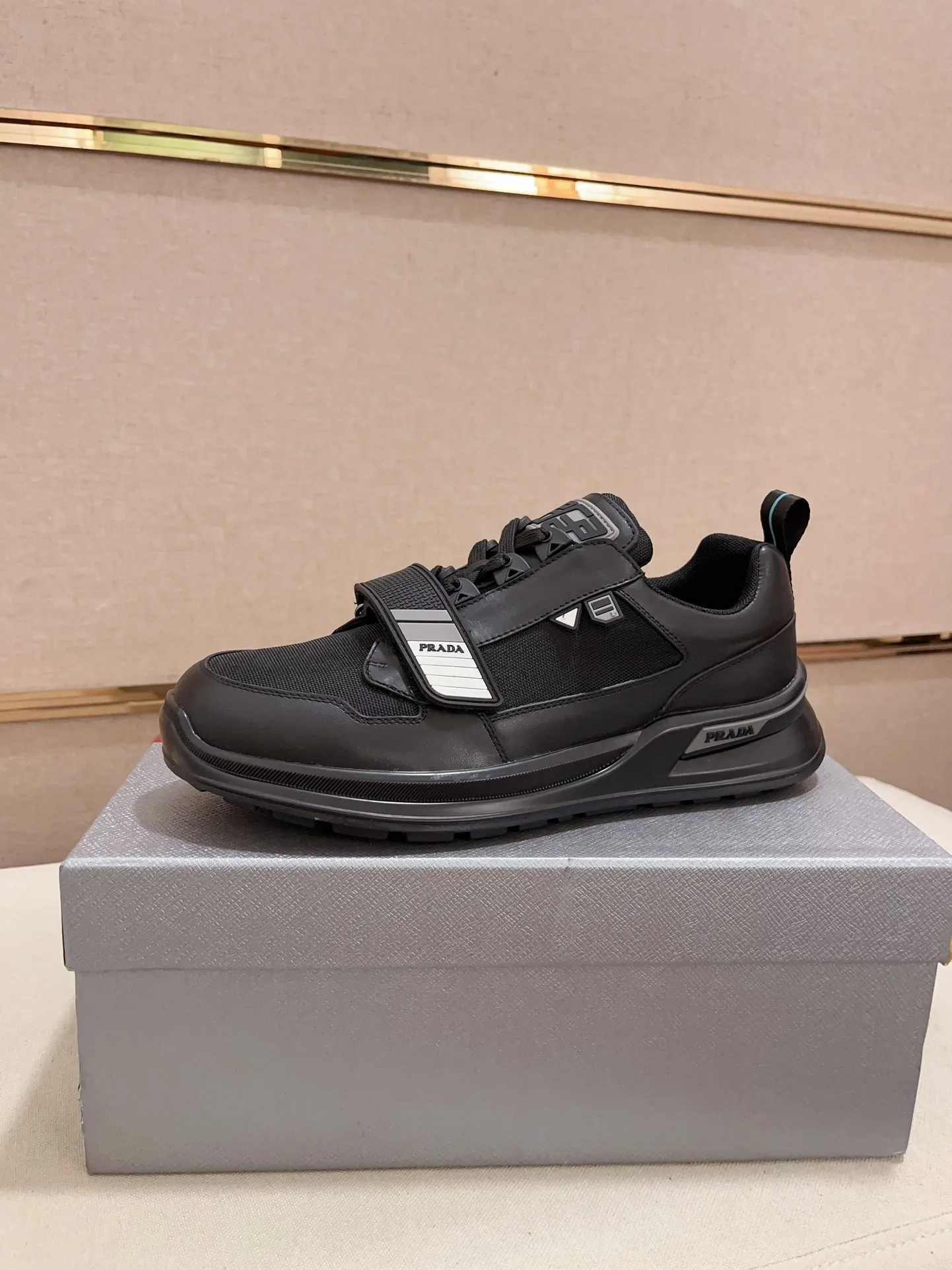 Factory price 620💰 ✔️✔️✔️Higher version High-quality new PRADA (Prada) counters are launched simultaneously. New men's shoes and 😘fabric are made of high-tech glue-spraying technology. Lining: Full cowhide lining. 👍🏿 High-end ☄️ air-cushion molded anti-slip rubber outsole, exquisite lines, simple and elegant, comfortable and high-end for leisure travel. Code number: 38 to 44 (45 is custom-made and cannot be returned or exchanged)